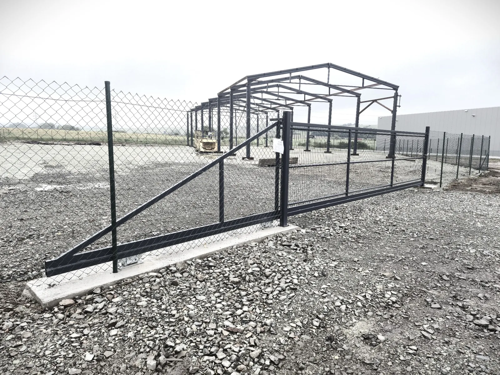 Práca v dielni – zváranie kovovej konštrukcie