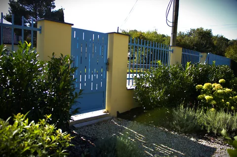 Bránka a plot – perforovaný plech