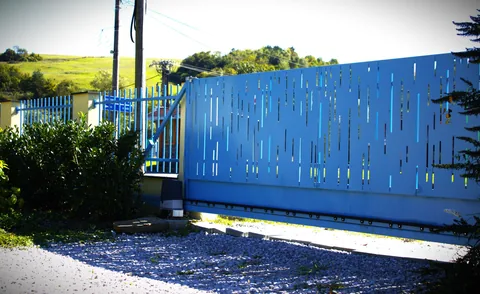 Posuvná brána – perforovaný plech