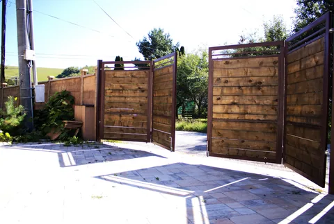 Drevená krídlová brána