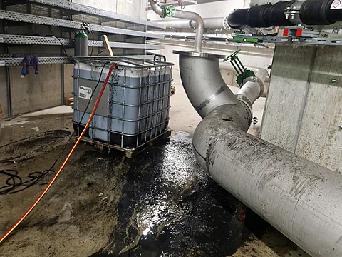 Montáž potrubných rozvodov – stavenisko