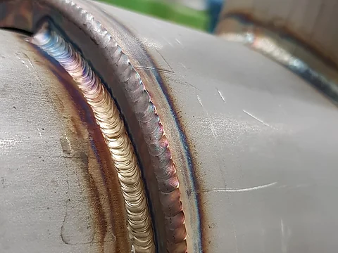 Detail TIG zvaru – nerezové potrubie